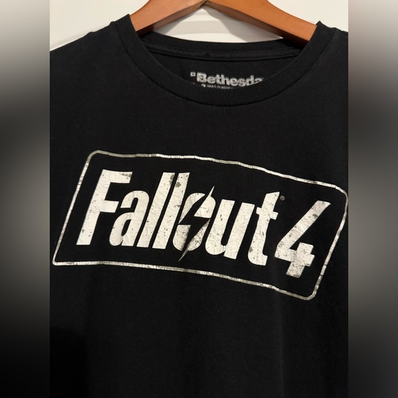 Fallout 4 Tee Shirt - Medium - Picture 2 of 5